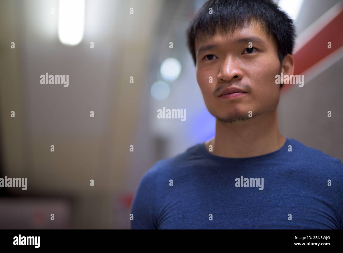 Portrait d'un jeune asiatique à la station de métro Banque D'Images