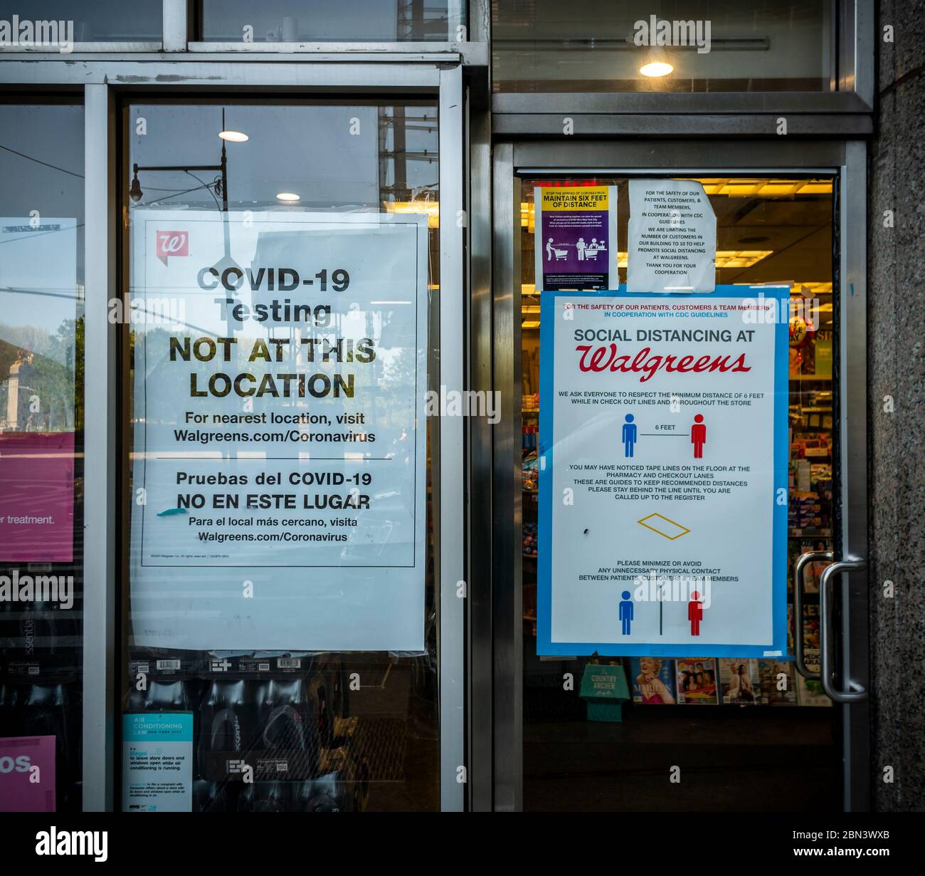 Des panneaux dans la fenêtre d'une pharmacie Walgreens à New York le samedi 2 mai 2020 informent les clients que les tests COVID-19 ne sont pas à cet endroit et que les clients sont censés se conformer aux protocoles de distance sociale. (© Richard B. Levine) Banque D'Images