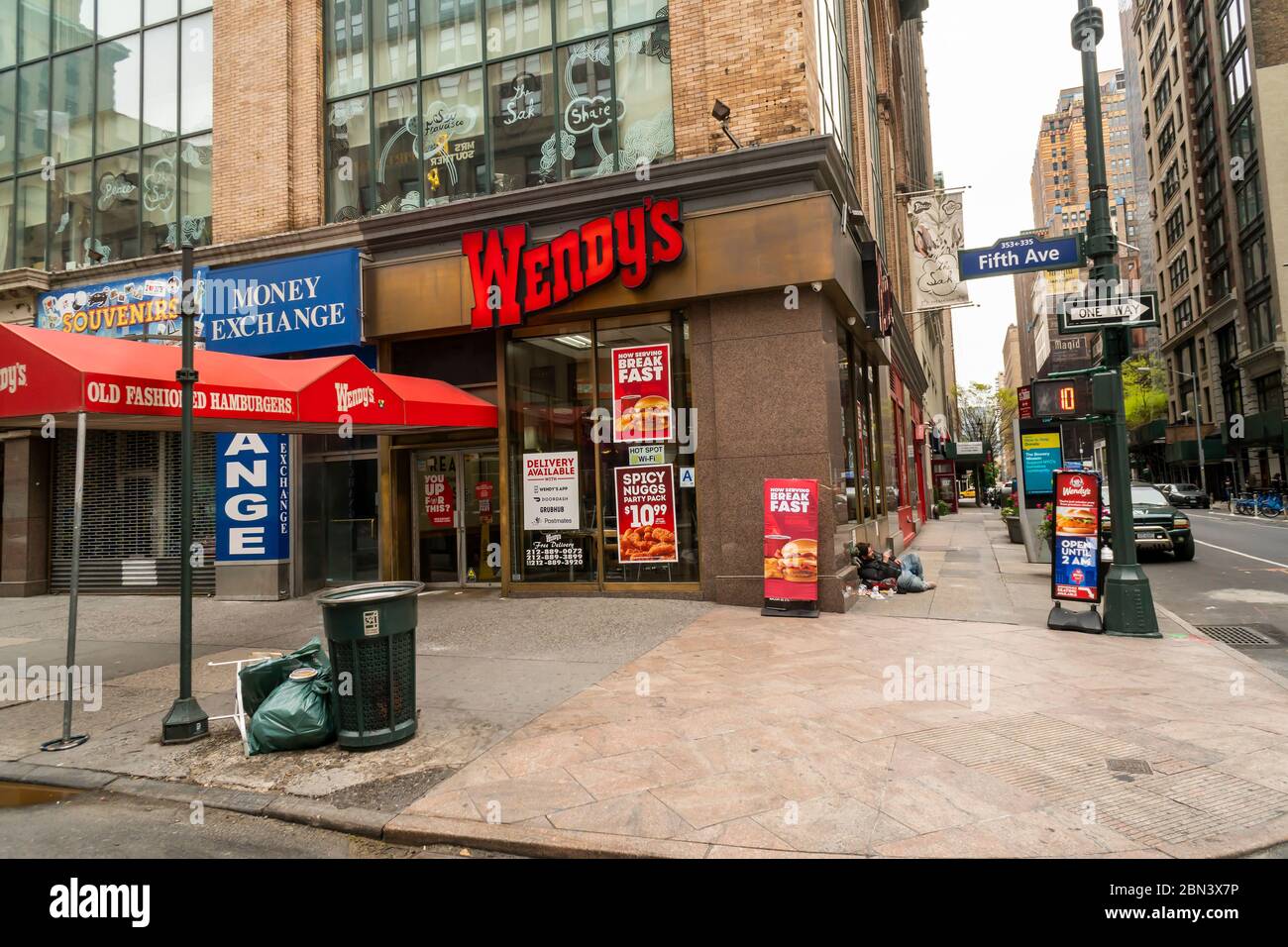 Un restaurant Wendy's à Midtown Manhattan à New York le mardi 5 mai 2020. Près d’un cinquième de tous les restaurants de Wendy aux États-Unis sont en rupture de boeuf. (© Richard B. Levine) Banque D'Images