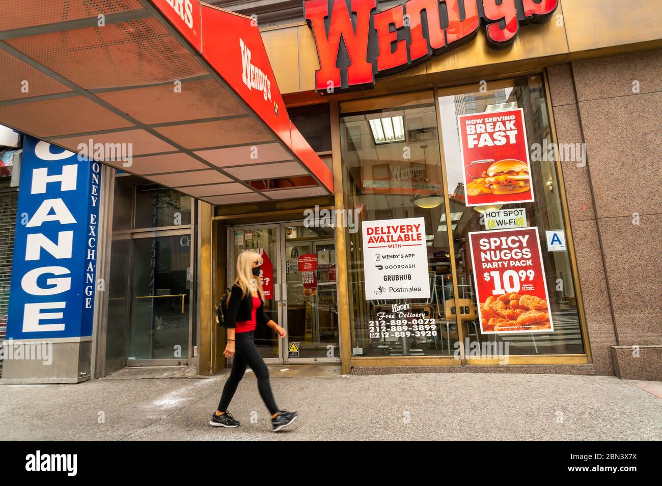 Un restaurant Wendy's à Midtown Manhattan à New York le mardi 5 mai 2020. Près d’un cinquième de tous les restaurants de Wendy aux États-Unis sont en rupture de boeuf. (© Richard B. Levine) Banque D'Images