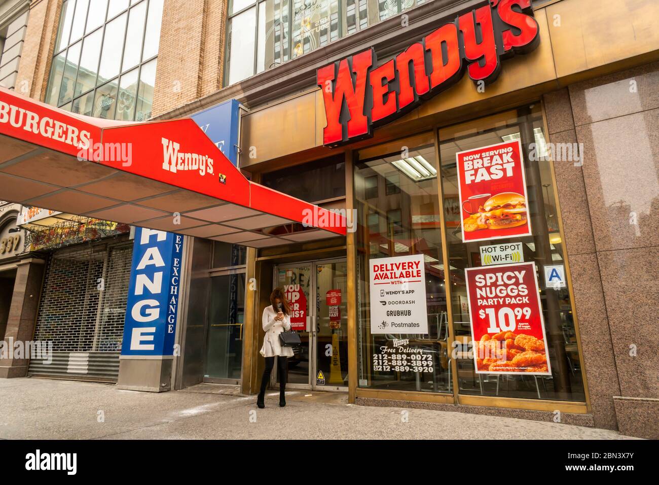 Un restaurant Wendy's à Midtown Manhattan à New York le mardi 5 mai 2020. Près d’un cinquième de tous les restaurants de Wendy aux États-Unis sont en rupture de boeuf. (© Richard B. Levine) Banque D'Images