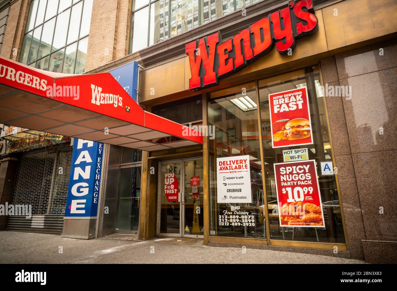 Un restaurant Wendy's à Midtown Manhattan à New York le mardi 5 mai 2020. Près d’un cinquième de tous les restaurants de Wendy aux États-Unis sont en rupture de boeuf. (© Richard B. Levine) Banque D'Images