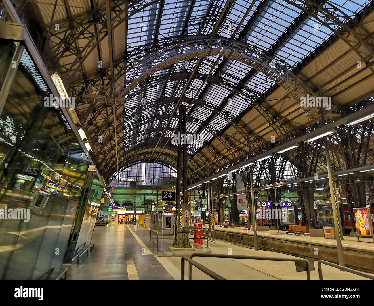 Intérieur de la gare de Francfort, Allemagne, architecture avec grand hall de métal, train s'arrêtant à plate-forme et divers distributeurs automatiques dans le Banque D'Images