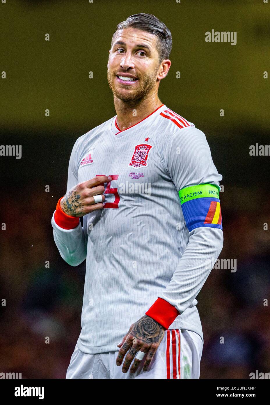 CARDIFF, ROYAUME-UNI. 11 octobre 2018. Le capitaine Sergio Ramos d'Espagne s'est pointé en jeste après avoir parlé au joueur de ligne lors du match international amical entre le pays de Galles et l'Espagne au stade de la Principauté à Cardiff. Photo © Matthew Lofthouse - photographe indépendant Banque D'Images