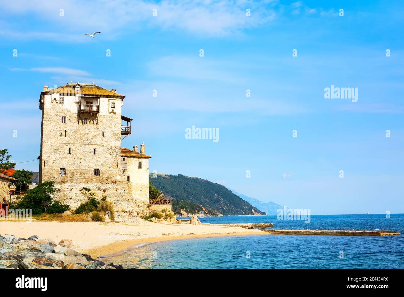 Ouranoupolis ancienne tour sur péninsule Athos à Halkidiki, Grèce, de la jetée, la mer et l'eau de mer Égée Banque D'Images