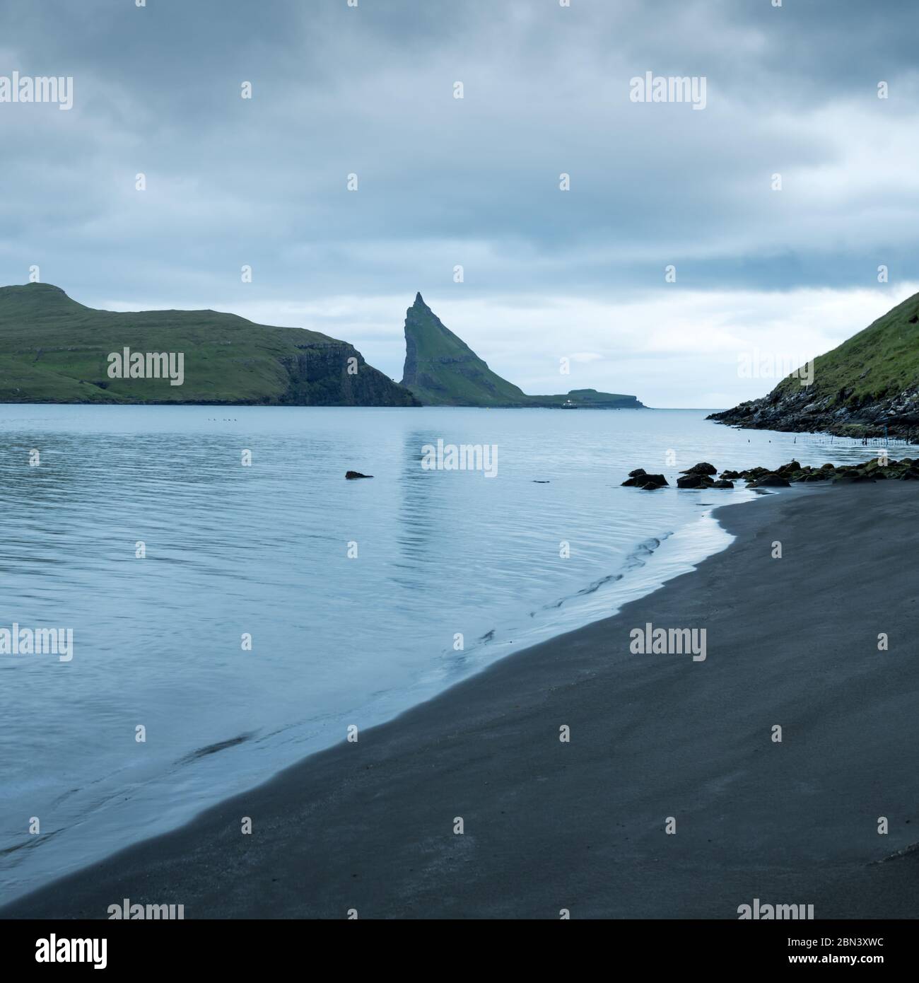 Spectaculaire vue sur mer Tindholmur Drangarnir et piles dans l'océan Atlantique, les îles Féroé. Photographie de paysage Banque D'Images