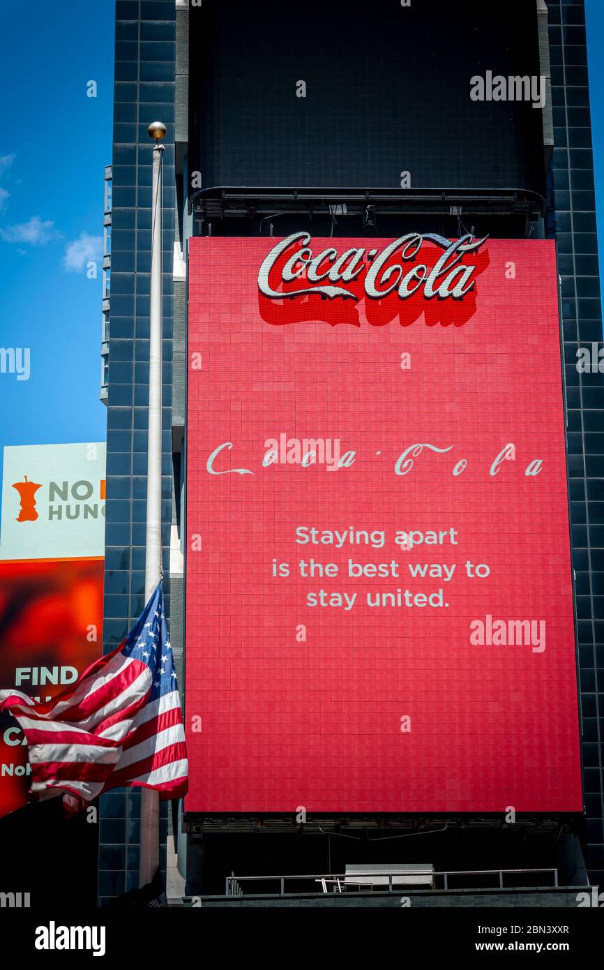 Coca-Cola utilise son panneau d'affichage pour une annonce de service public dans un Times Square vide à New York en raison de la pandémie COVID-19 le jeudi 7 mai 2020. (© Richard B. Levine) Banque D'Images