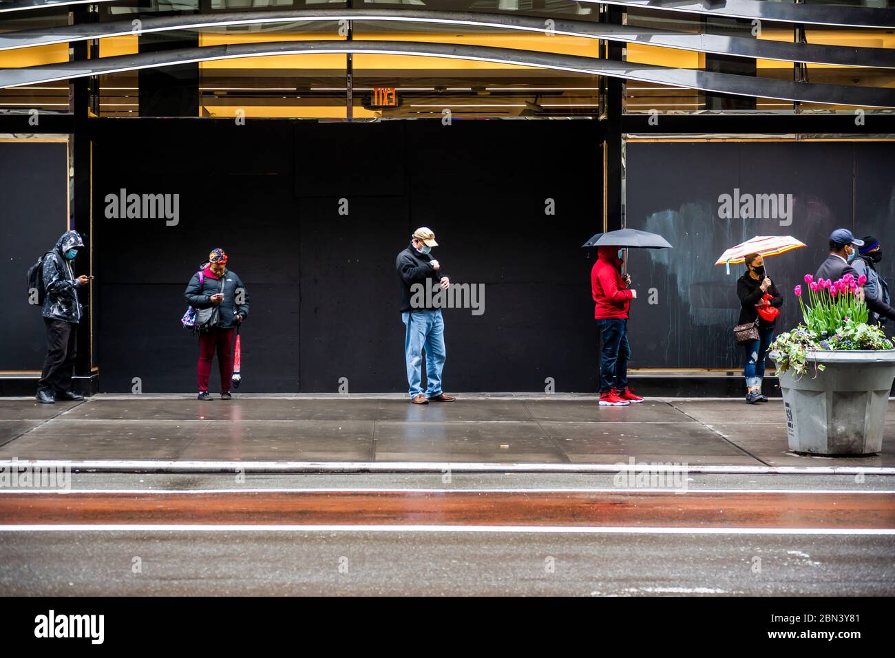 Ligne de personnes, pratiquant des protocoles de distance sociale, attendant d'entrer dans le magasin Target Herald Square le vendredi 8 mai 2020. (© Richard B. Levine) Banque D'Images