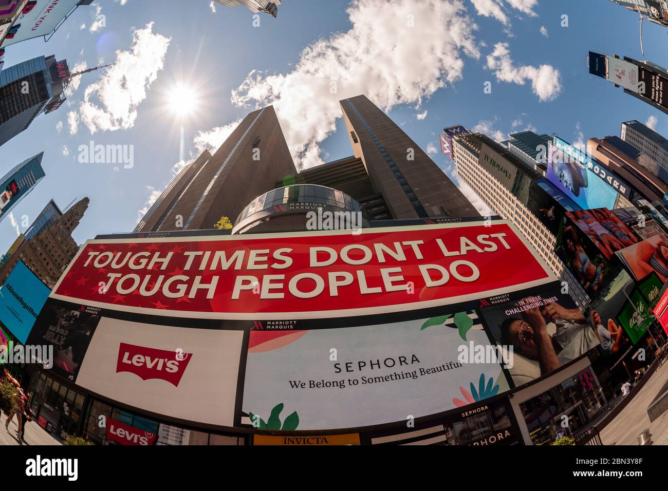 Annonce de service public dans un Times Square vide à New York, lors de la pandémie COVID-19, le jeudi 7 mai 2020. (© Richard B. Levine) Banque D'Images