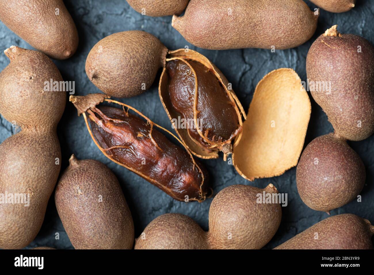 Fruits exotiques séchés de tamarin biologique. Prise de vue macro studio Banque D'Images