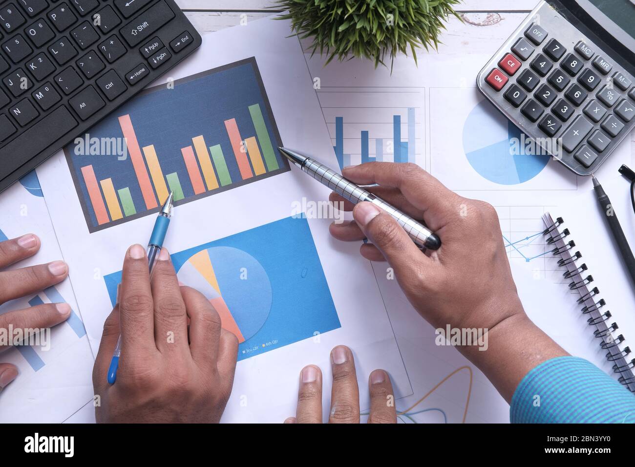 Professionnels discutant au bureau, vue de dessus Banque D'Images
