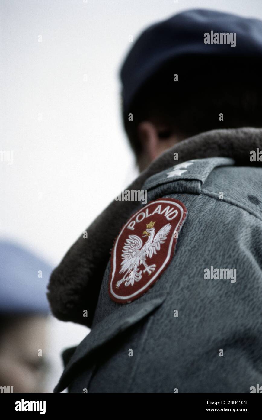 23 février 1994 pendant le siège de Sarajevo : un soldat polonais de la FORPRONU affiche son bras d'aigle à Grbavica, une zone bosniaque-serbe de la ville. Banque D'Images