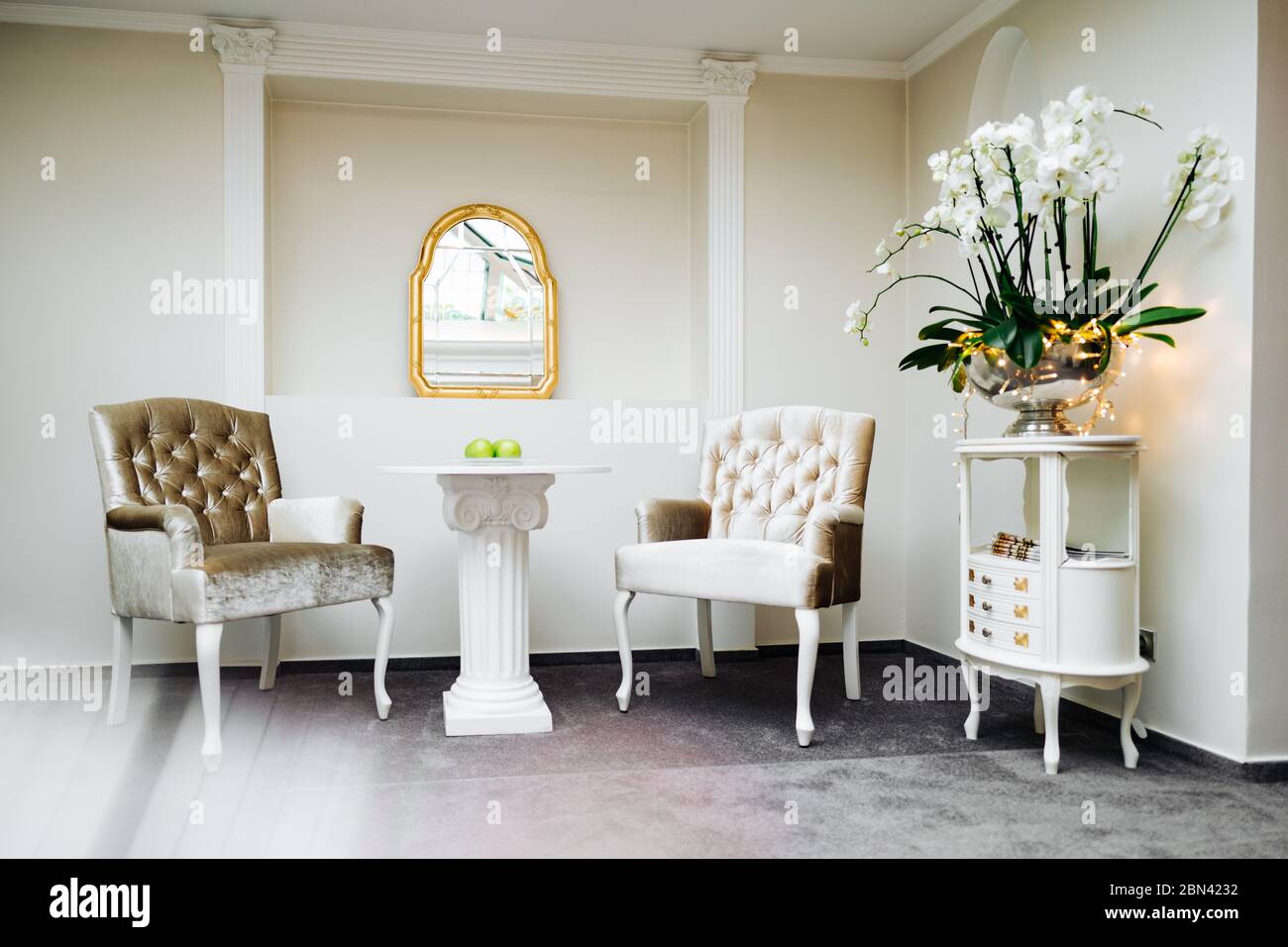 photo d'un coin salon décoré dans un hôtel Banque D'Images