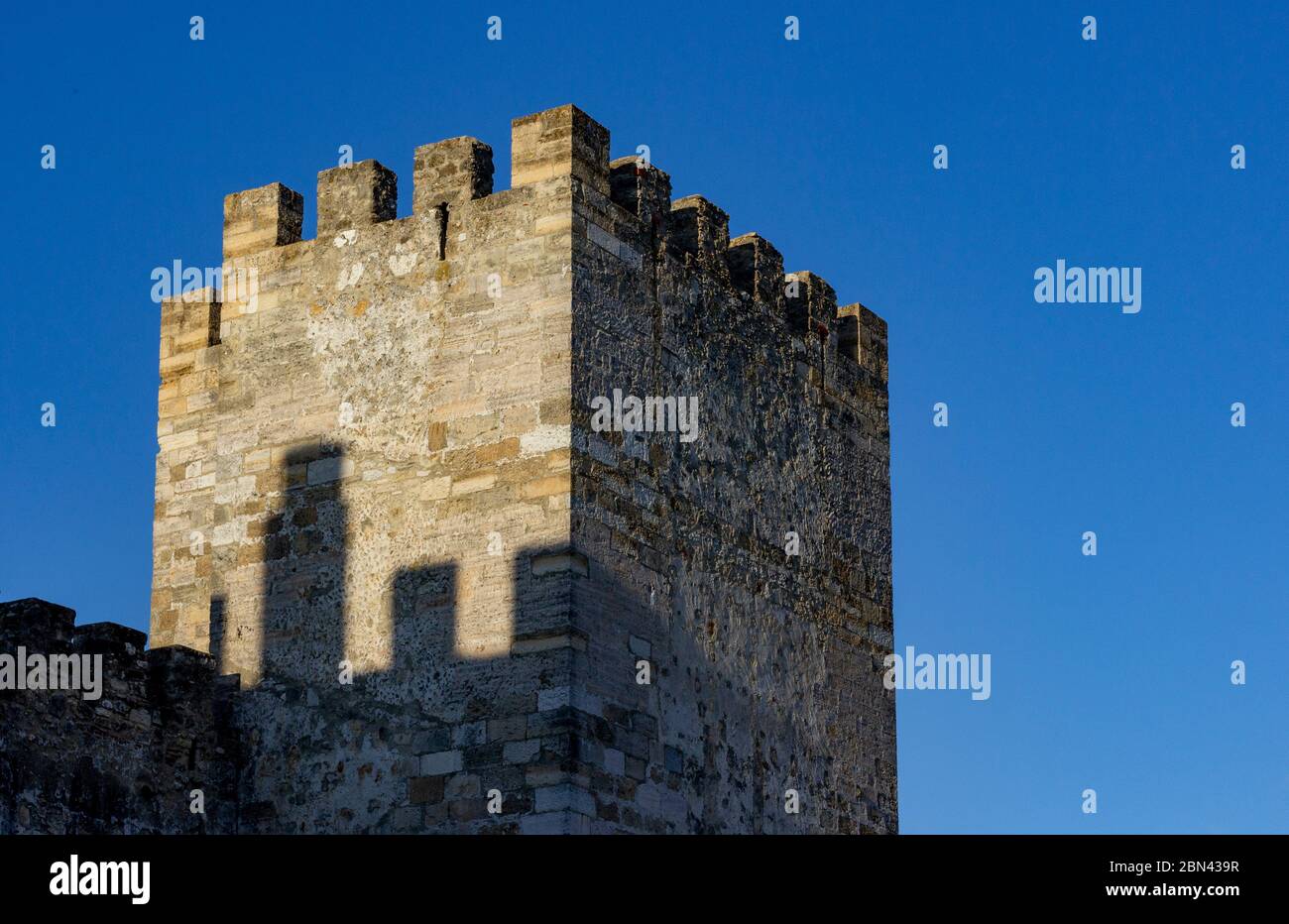 Le soleil de l'après-midi illumine les remparts du château de São Jorge, au sommet d'une colline à Lisbonne, au Portugal. Banque D'Images