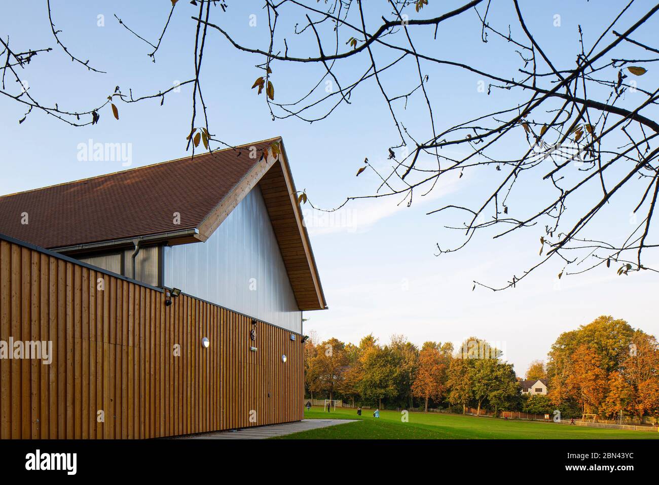 Vue générale, élévation avec vitrage en polycarbonate et parc au-delà. Pavillon Scout d'Ightham, IGTHAM Mote, Royaume-Uni. Architecte: Latitude Archi Banque D'Images