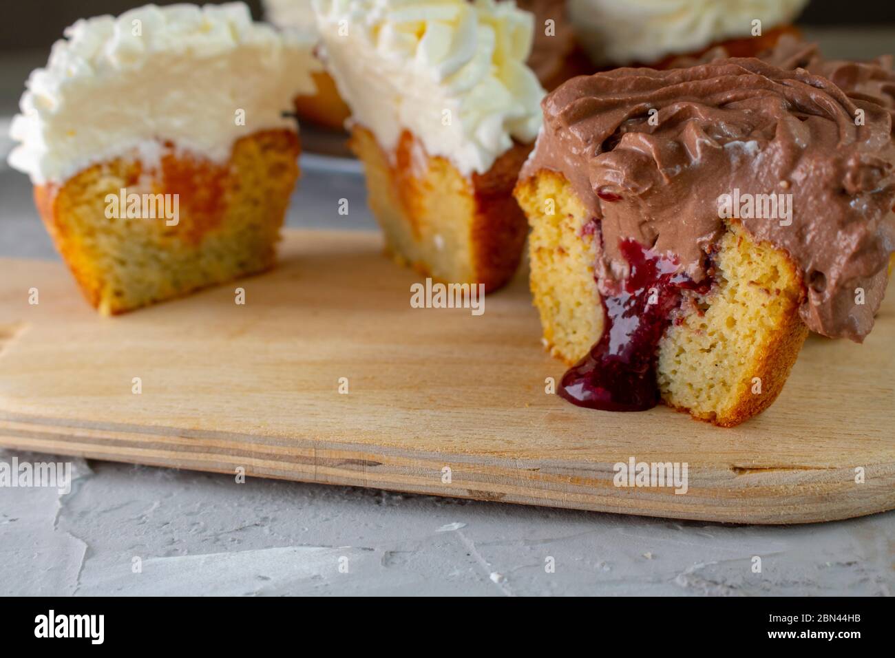 Petits gâteaux jaunes avec confiture à l'intérieur. Pas de farine de sucre Banque D'Images
