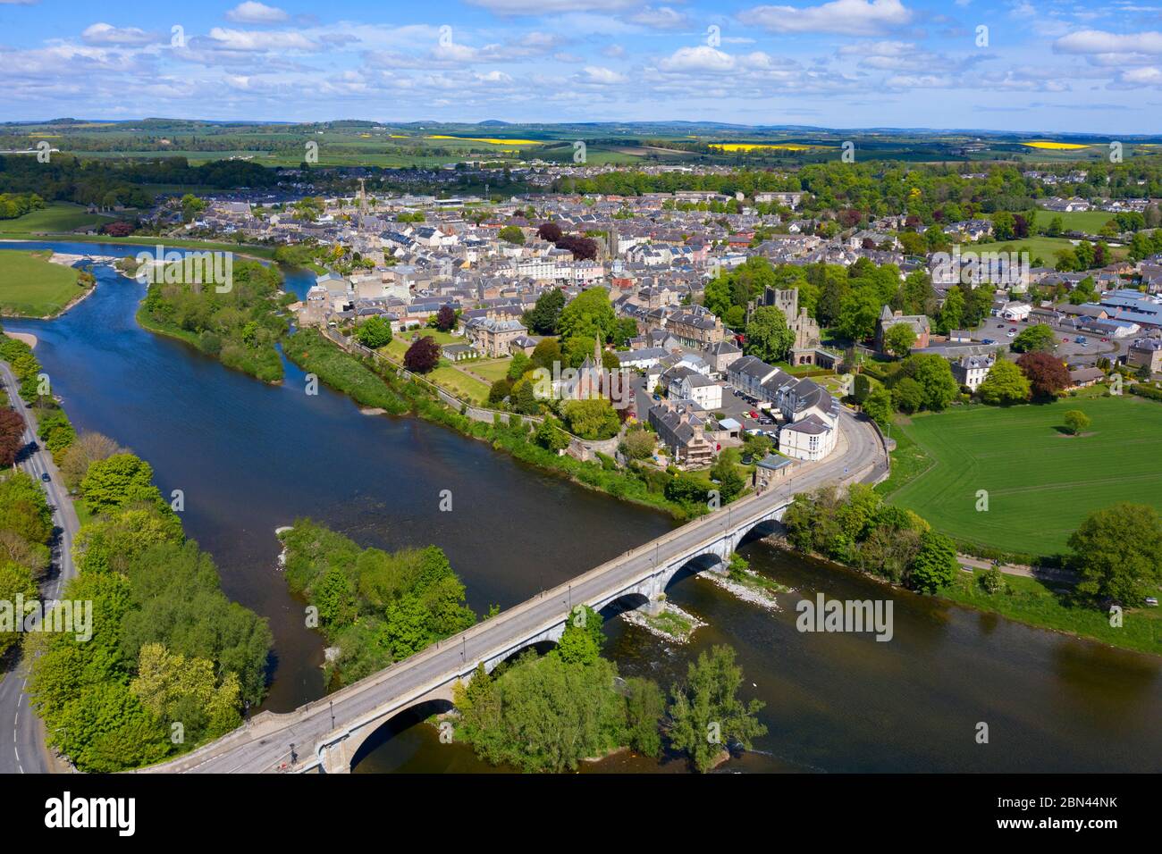 Vue aérienne de la ville de Kelso pendant le confinement de Covid-19 à côté de River Tweed, aux frontières écossaises, en Écosse, au Royaume-Uni Banque D'Images