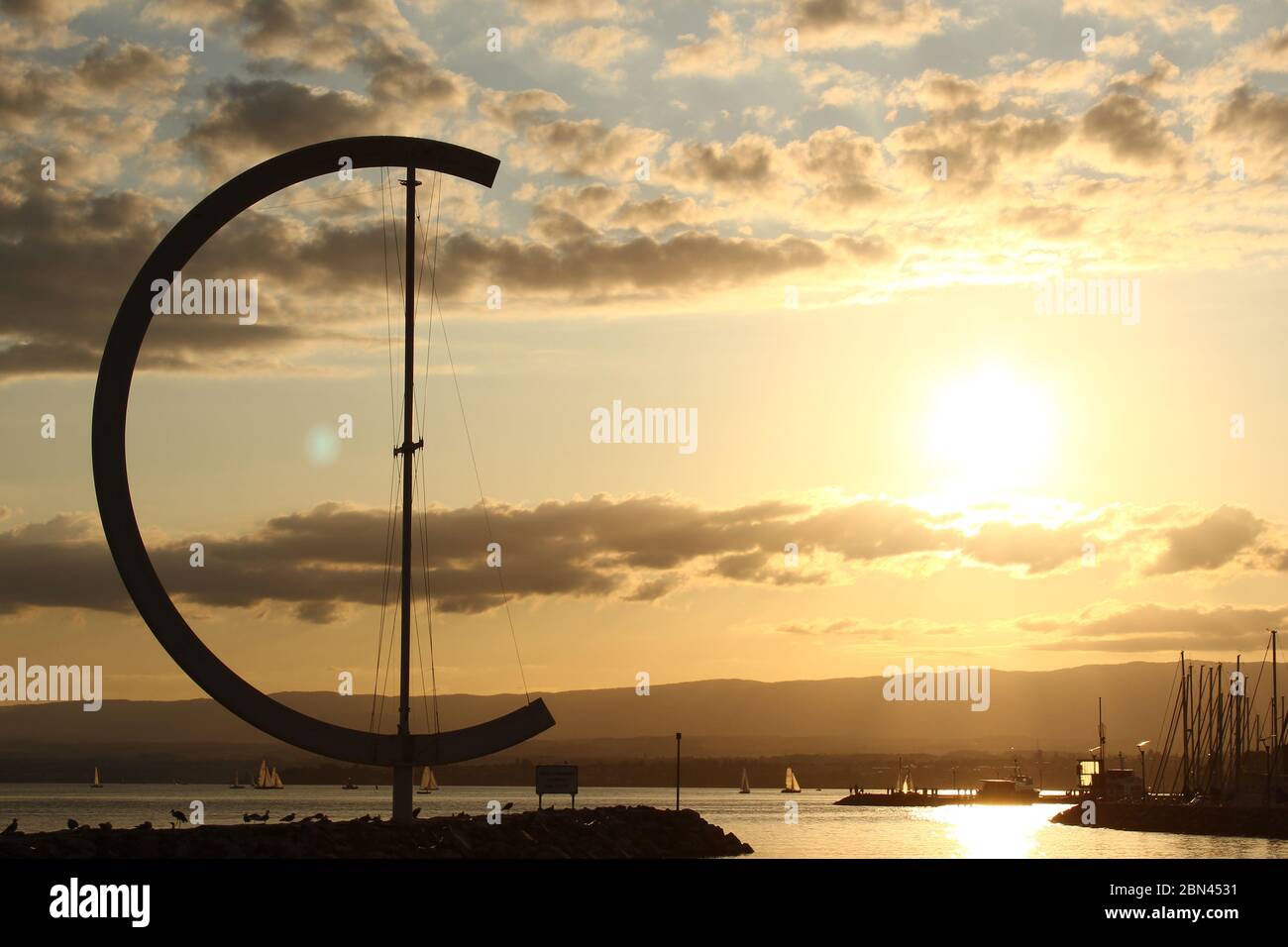 Lausanne, Suisse - 31 juillet 2019 : le port de plaisance Ouchy à Lausanne, au coucher du soleil avec la girouette Eole sur la gauche Banque D'Images