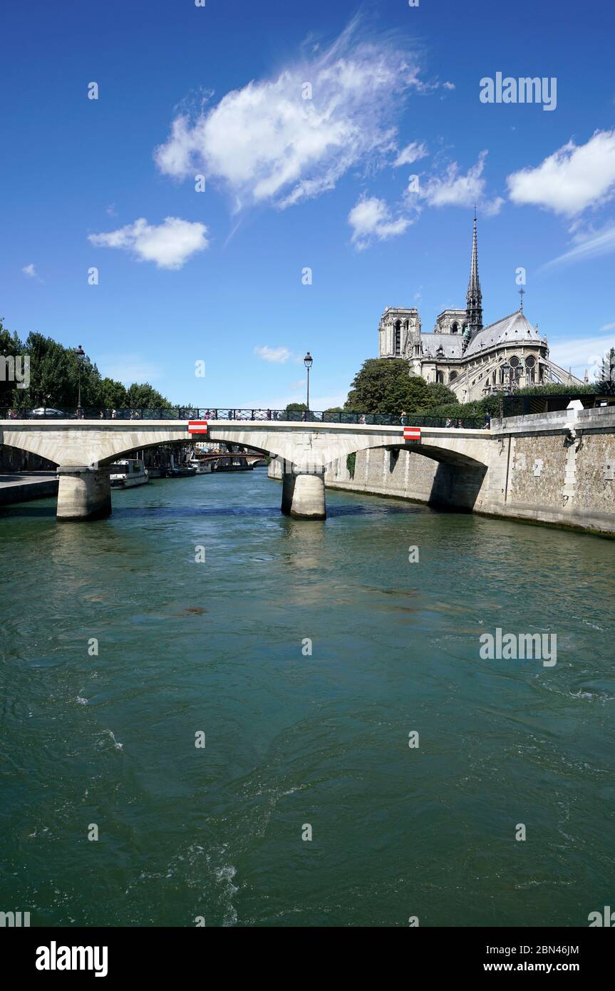 Pont de l'Archevêché (Pont de l'Archevêché) Sur la Seine avec la cathédrale notre-Dame de Paris En arrière-plan.Paris.France Banque D'Images