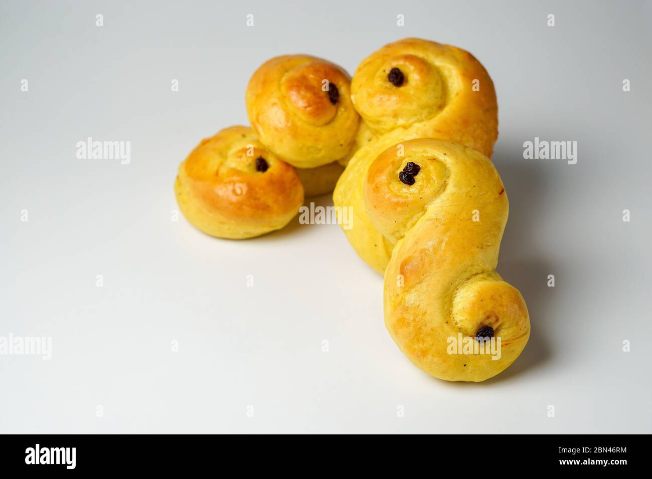 Petits pains au safran suédois faits maison sur une surface blanche Banque D'Images