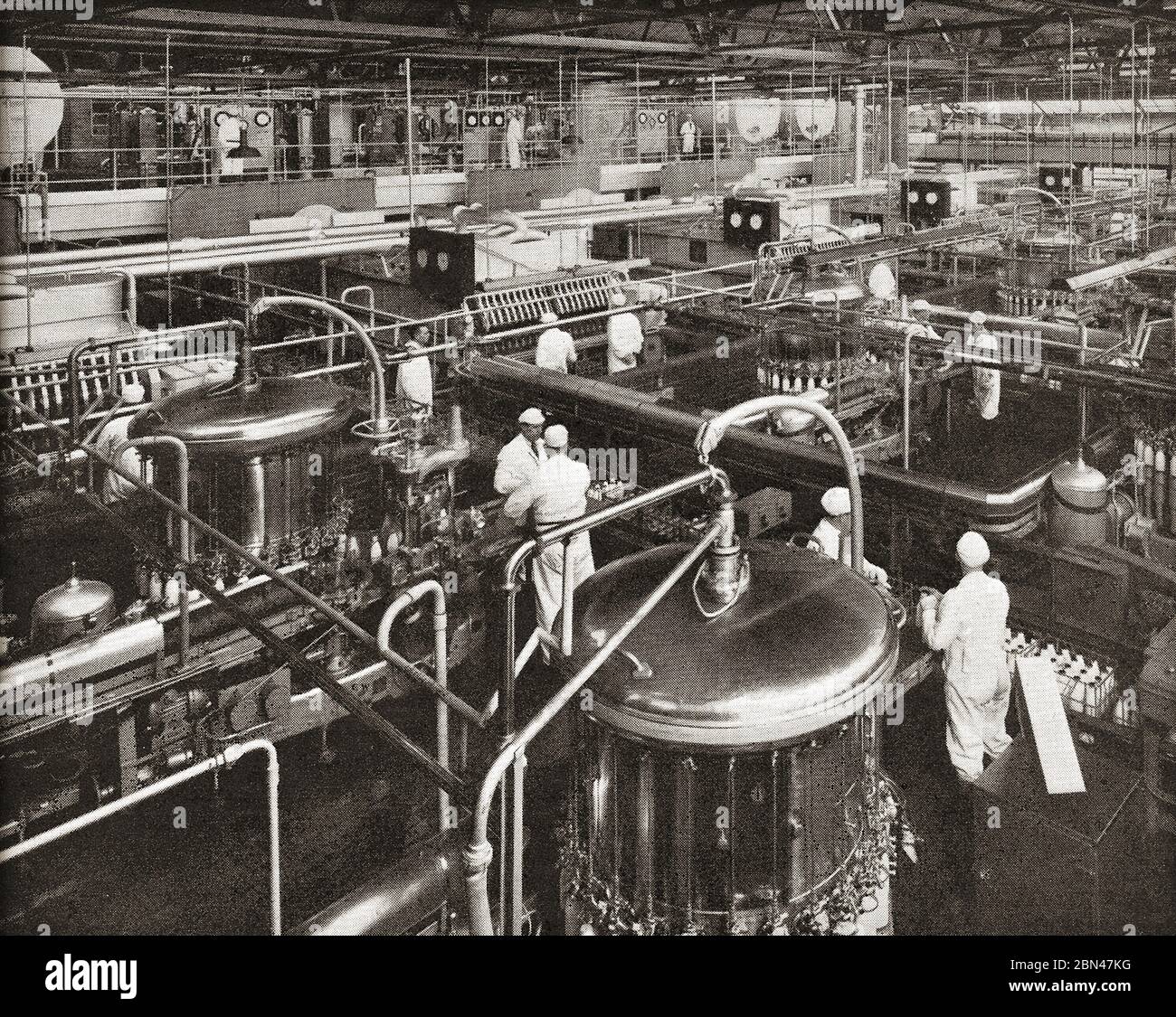 Industrie laitière en Grande-Bretagne - UNE photographie des années 1930 de l'usine de mise en bouteille de lait de UK Express Dairies. Banque D'Images