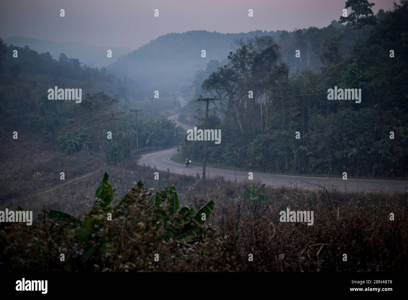 Alpine Road à Pang Ung, Mae Hong son, Thaïlande. Banque D'Images