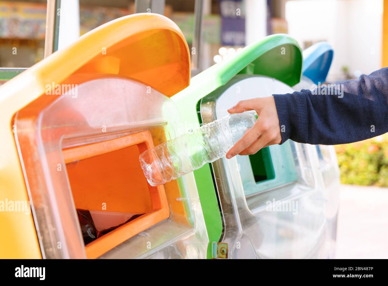 Par contre les femmes de jeter les ordures à la poubelle/corbeille, tri des déchets/ordures avant de tomber à la poubelle Banque D'Images