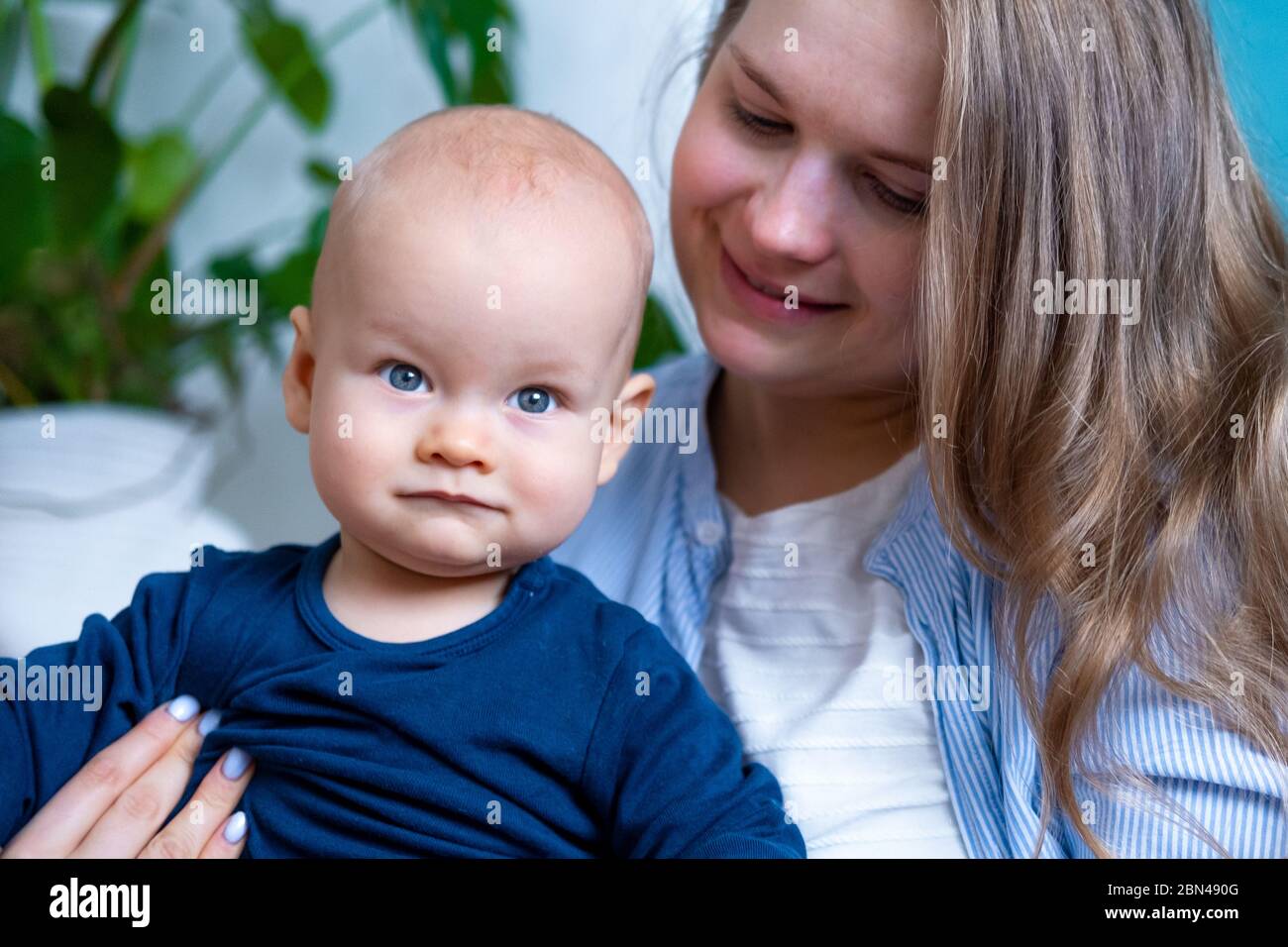 Bebe Heureux Bebe Blanc De Race Blanche De Race Blanche Et Peu Mignon Regardant Et Souriant A La Camera Sur Les Mains De La Mere Vie Familiale Amour De Mamans Maternite Photo