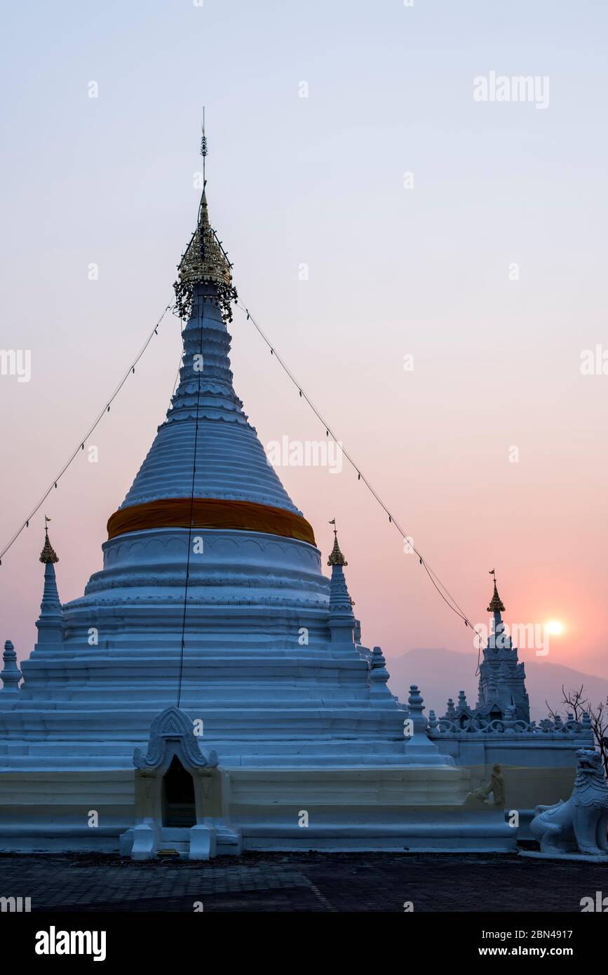 Lever du soleil au temple bouddhiste de Wat Phra That Doi Kong Mu, Mae Hong son, Thaïlande. Banque D'Images