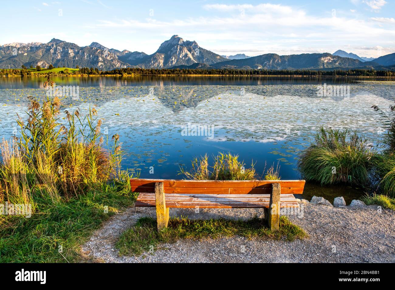 Paysage panoramique avec vue sur le lac et les montagnes Banque D'Images