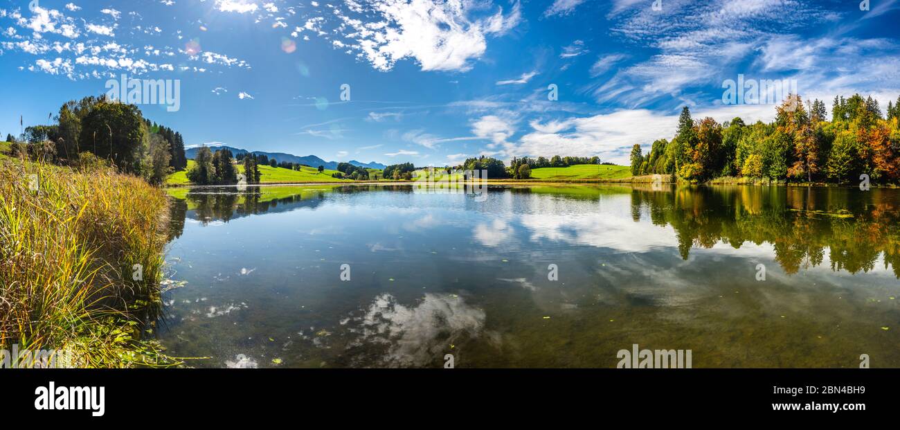 Paysage panoramique avec vue sur le lac et les montagnes Banque D'Images