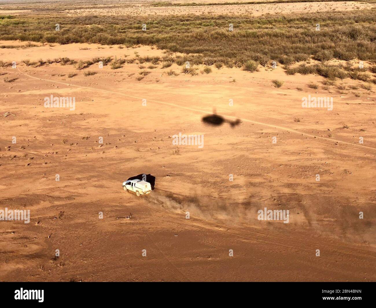 UH-72 de la Garde nationale en patrouille des pilotes, ainsi que des opérations spéciales du secteur de Tucson, du Détachement de l'équipe d'intervention mobile (MRT) / membre de l'équipe de vol Zachary Agent Pruitt, sur le secteur ouest de Tucson région désertique a observé un feu dans le désert à environ 100 milles au sud-ouest de Tucson, AZ. Lorsque l'avion est arrivé, deux individus sont sortis de la brosse et fait signe à l'hélicoptère. L'équipage visite une Casa Grande, AZ agent de patrouille des frontières (photo ci-dessous) à l'endroit des individus. Les deux individus ont été déterminés d'être aux États-Unis illégalement et ont été traitées accordi Banque D'Images