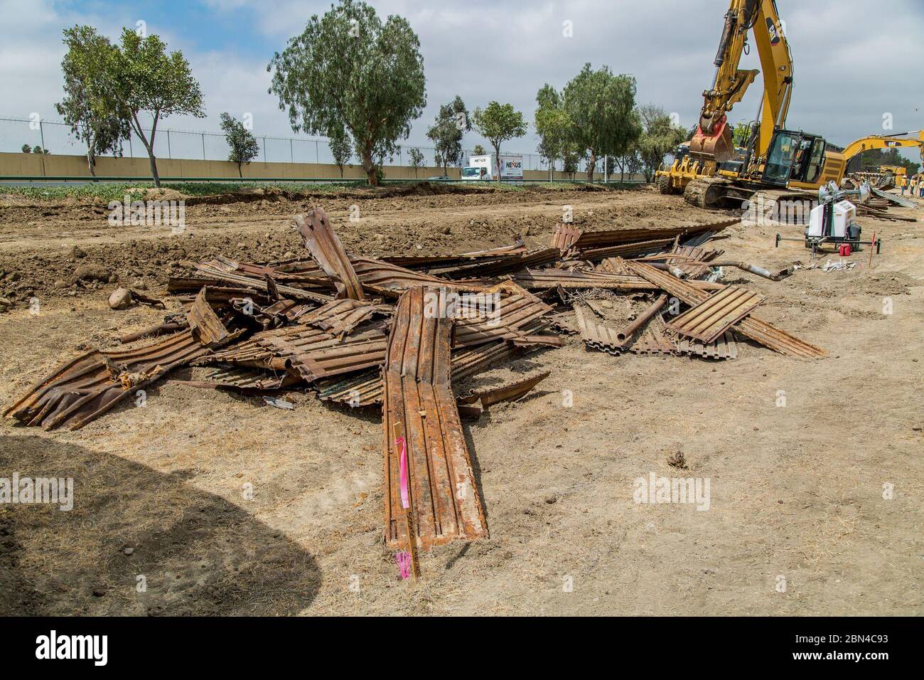 Les travailleurs de la construction mise en place nouveau mur à la frontière située à la zone de responsabilité de Chula Vista, Californie, le 19 juin 2018. On voit ici sont des morceaux de l'ancienne frontière. Banque D'Images