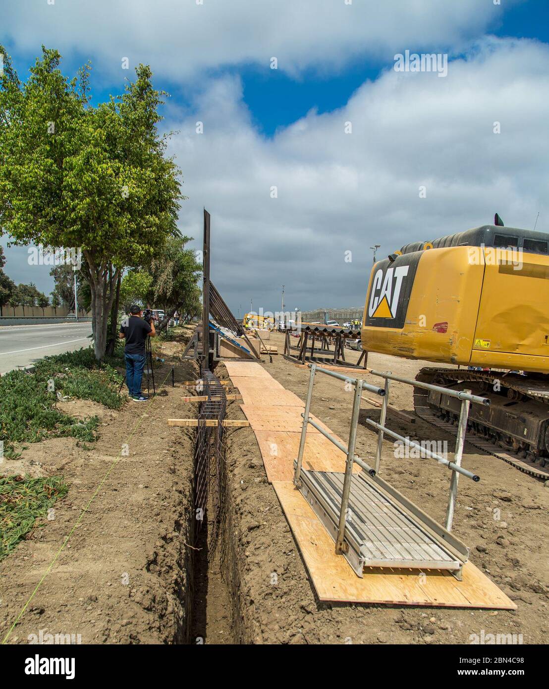 Les travailleurs de la construction mise en place nouveau mur à la frontière située à la zone de responsabilité de Chula Vista, Californie, le 19 juin 2018. Vu ici à partir de l'Ouest est la tranchée avec de nouveaux panneaux dans l'arrière-plan. Banque D'Images