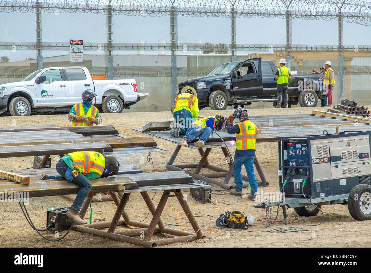 Les travailleurs de la construction mise en place nouveau mur à la frontière située à la zone de responsabilité de Chula Vista, Californie, le 19 juin 2018. On voit ici les travailleurs de la construction sont l'assemblage de la nouvelle enceinte de l'établissement. panneaux muraux Banque D'Images