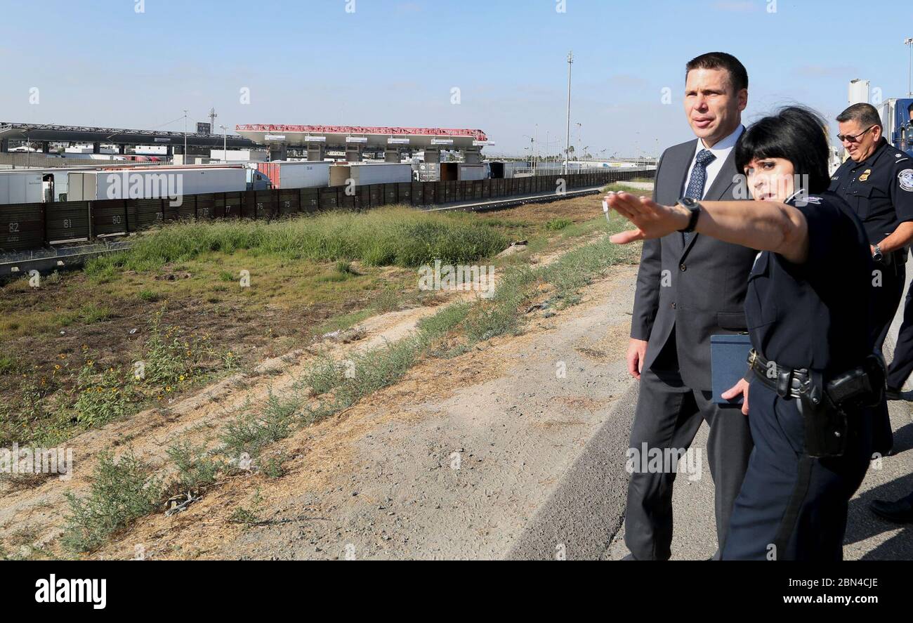 Le 12 octobre 2017, Kevin K. McAleenan, commissaire intérimaire des douanes et de la protection des frontières des États-Unis, a observé des camions au point d'entrée d'Otay Mesa en Californie, supervisant la sécurité à la frontière et les opérations commerciales. Banque D'Images