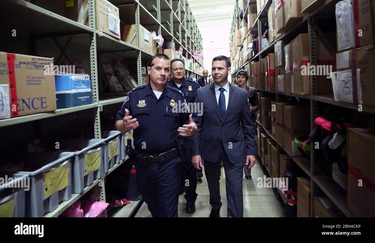 Le commissaire intérimaire des douanes et de la protection des frontières des États-Unis, Kevin K. McAleenan, visite le coffre-fort de l'installation de fret d'Otay Mesa, en Californie, le 12 octobre 2017. La chambre forte contient plus de 125 000 kilogrammes de stupéfiants saisis. Banque D'Images