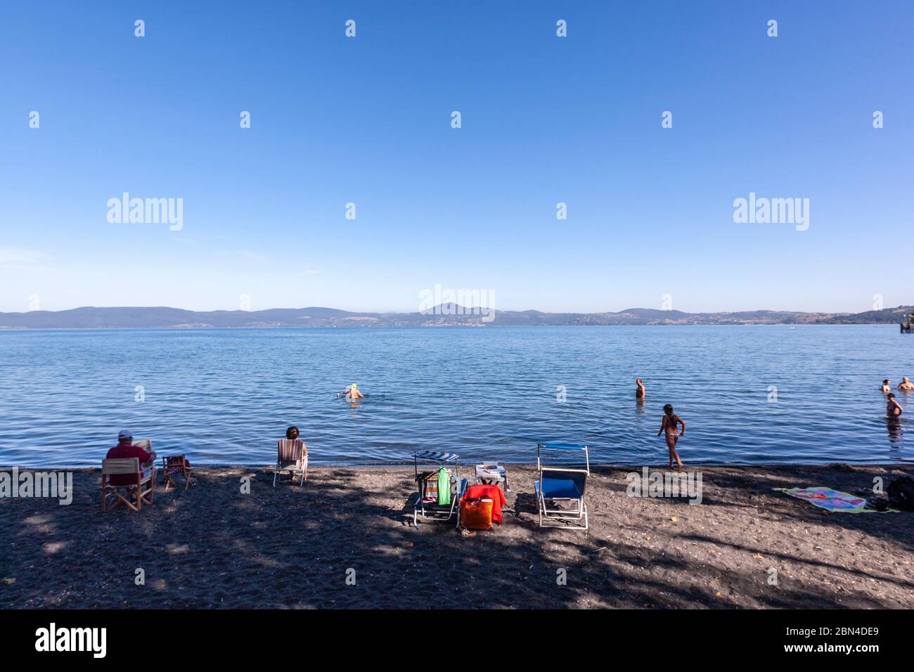 Les personnes qui apprécient la plage à Anguillara Sabazia, le lac Bracciano, Lazio, Italie centrale, Banque D'Images