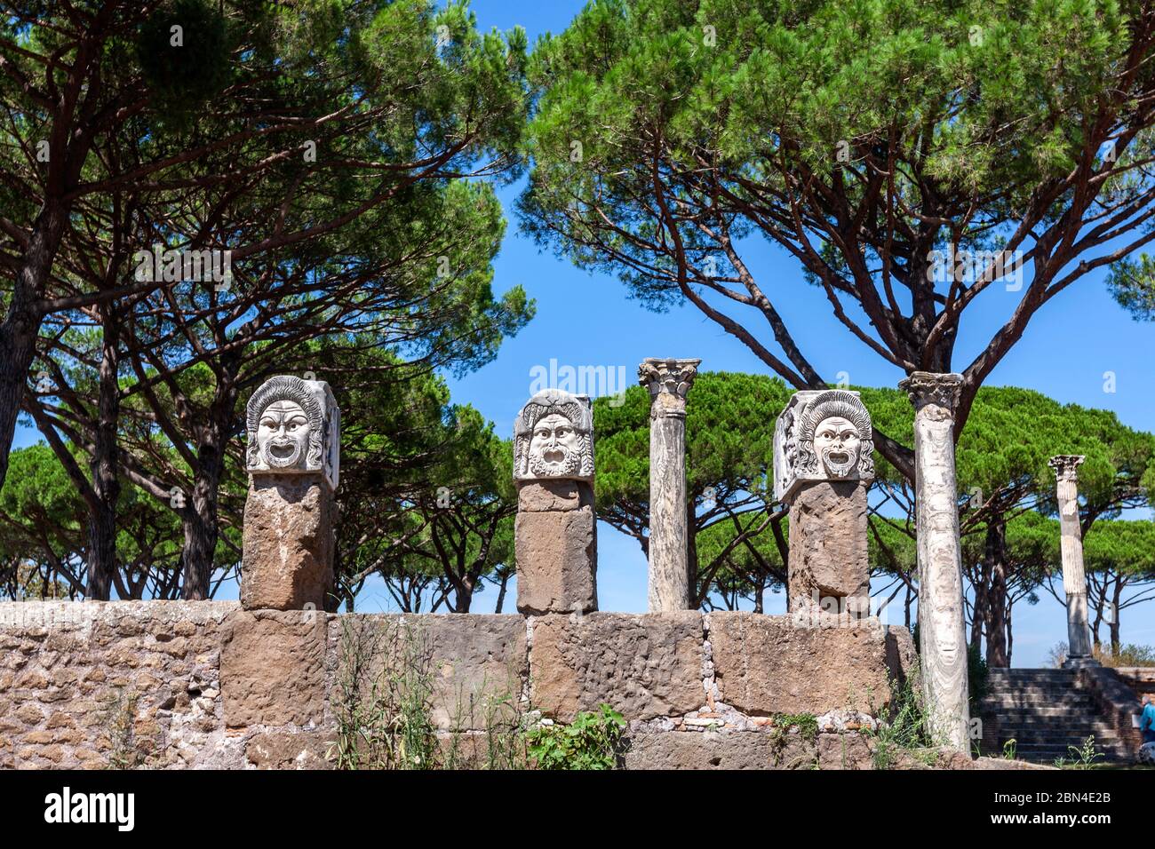 Masque de théâtre, partie de la décoration architecturale du théâtre, Teatro di Ostia, amphithéâtre romain, Ostia Antica, Ostia, Italie Banque D'Images