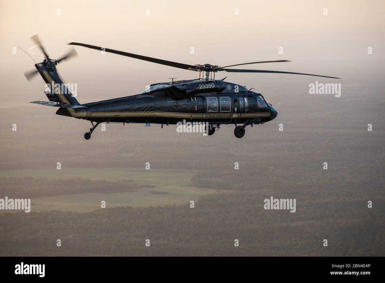 Le 17 septembre 2018, deux hélicoptères Blackhawk des opérations aériennes et maritimes escortent le secrétaire du DHS Kirstjen Nielsen en Caroline du Nord pour évaluer les dommages causés par l'ouragan Florence. Banque D'Images