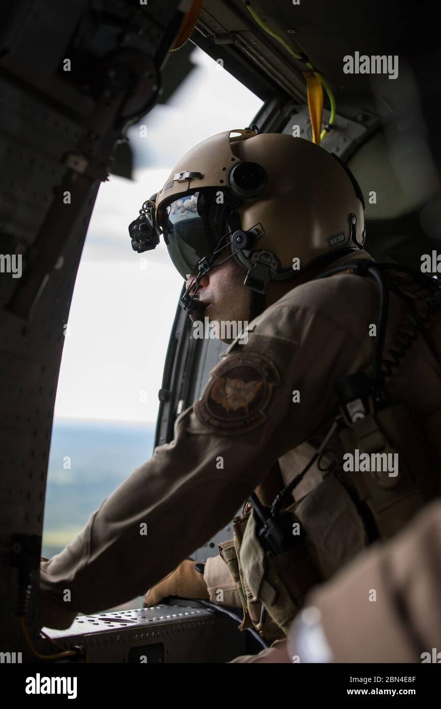 Un équipage du Black Hawk des opérations aériennes et maritimes des États-Unis se prépare à une évaluation des dommages en Caroline du Sud après que l'ouragan Florence a frappé le 18 septembre 2018. Banque D'Images