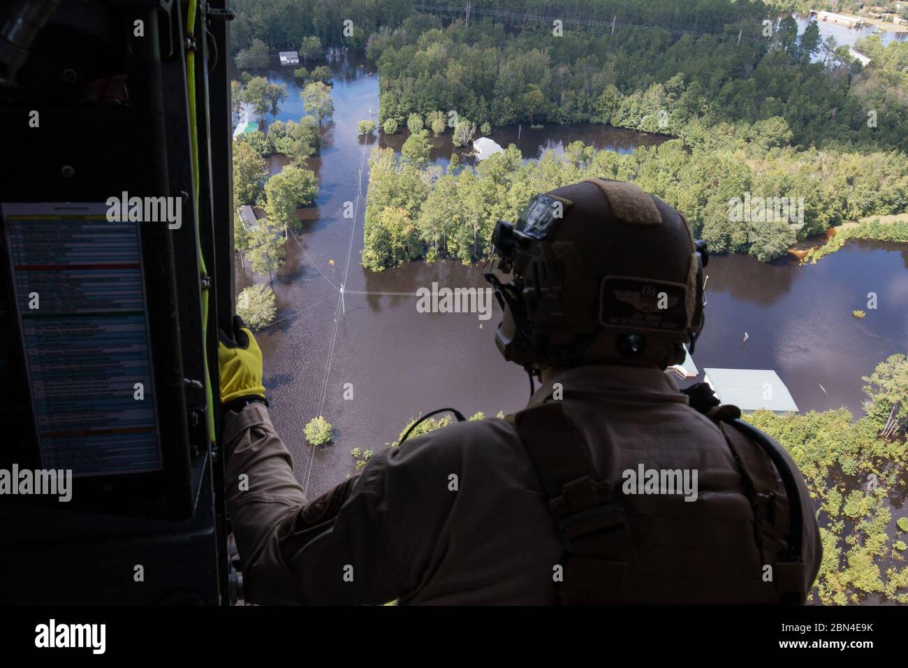 Une équipe de Black Hawk, opérations aériennes et maritimes, donne au canal météorologique un aperçu des dommages causés par l'ouragan Florence en Caroline du Sud le 18 septembre 2018. Banque D'Images