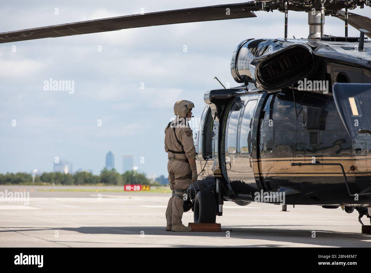 Un air d'opérations marines et Black Hawk équipage se prépare à partir à Jacksonville, en Floride, pour les interventions de recherche et de sauvetage à la lumière de l'ouragan Michael le 11 octobre 2018. Banque D'Images