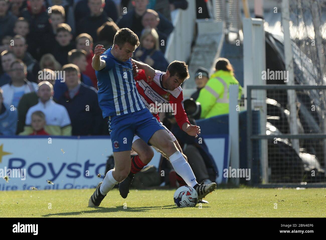 HARTLEPOOL, ANGLETERRE - Rhys Oates of Hartlepool United Battlests avec Matty Blair of Doncaster Rovers lors du match SKY Bet League 2 entre Hartlepool United et Doncaster Rovers à Victoria Park, Hartlepool le samedi 6 mai 2017 (Credit: Mark Fletcher | MI News) Banque D'Images