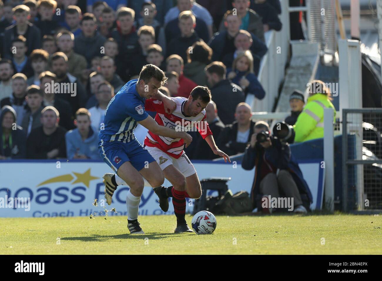 HARTLEPOOL, ANGLETERRE - Rhys Oates of Hartlepool United Battlests avec Matty Blair of Doncaster Rovers lors du match SKY Bet League 2 entre Hartlepool United et Doncaster Rovers à Victoria Park, Hartlepool le samedi 6 mai 2017 (Credit: Mark Fletcher | MI News) Banque D'Images