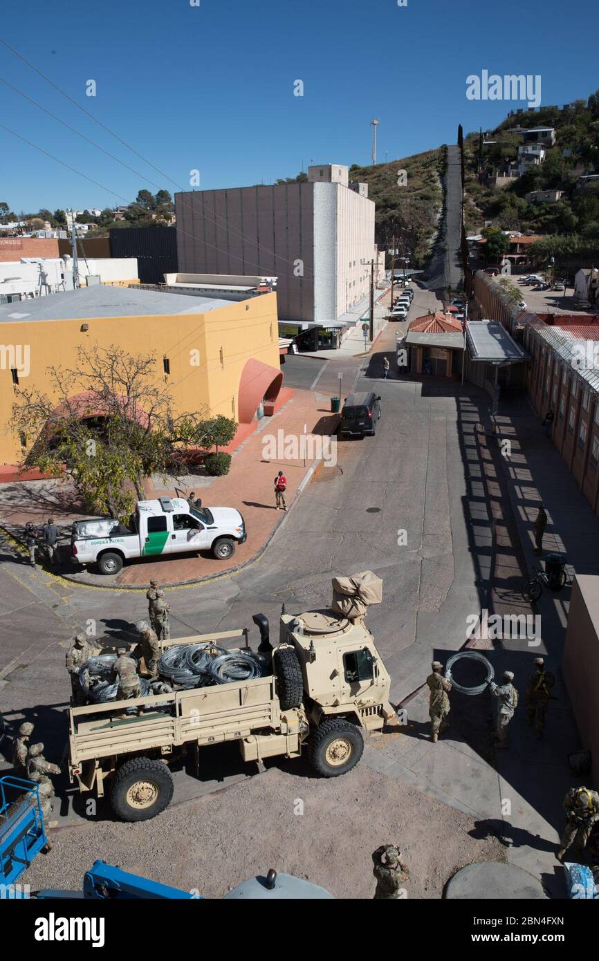 La 104e compagnie de construction de génie de l'armée américaine, 62e Bataillon de génie, 36e brigade de génie arrive au port de Nogales DeConcini. Le port d'entrée de Nogales Arizona, situé sur la Grand Avenue, existe depuis le début du XXe siècle. Il relie l'Interstate 19 à la Federal Highway 15. Les soldats renforcent les dispositions de sécurité avec des fils de concertina à l'appui de l'opération Secure Line. L'opération a eu lieu le 06 novembre 2018. Douanes et protection des frontières Banque D'Images