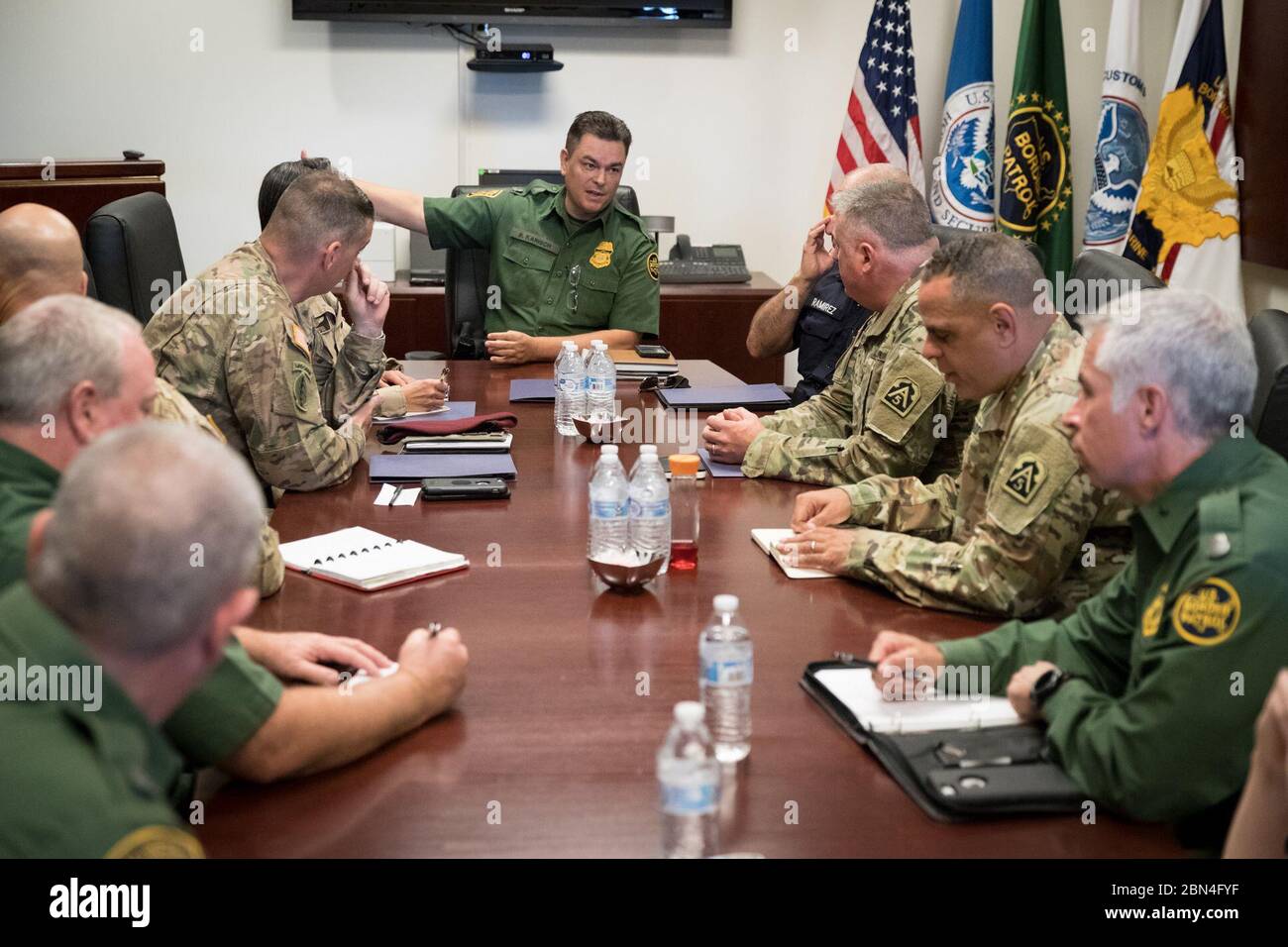 L'Armée américaine, le général John King, commandant de l'armée américaine Task Force du Nord-51, parle à la U.S. Customs and Border Protection le leadership à la FOI-W Arizona le 5 novembre 2018. Au nord de l'armée américaine est déployée à la frontière sud-ouest sous l'autorité du Commandement du Nord des États-Unis d'appuyer le ministère de la sécurité intérieure et de la Customs and Border Protection a pour mission de protéger la frontière. Banque D'Images