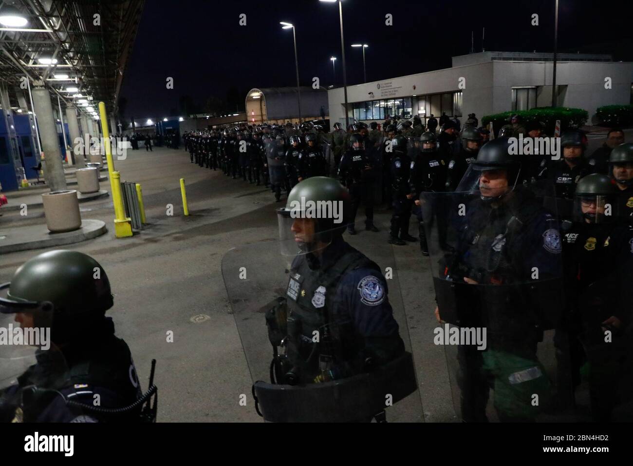 Samedi matin, le Service des douanes et de la protection des frontières des États-Unis a mené un exercice de préparation de 20 minutes au port d'entrée d'Otay Mesa en Californie pour se préparer à d'éventuelles violations de sécurité, fermant temporairement toutes les voies. Banque D'Images
