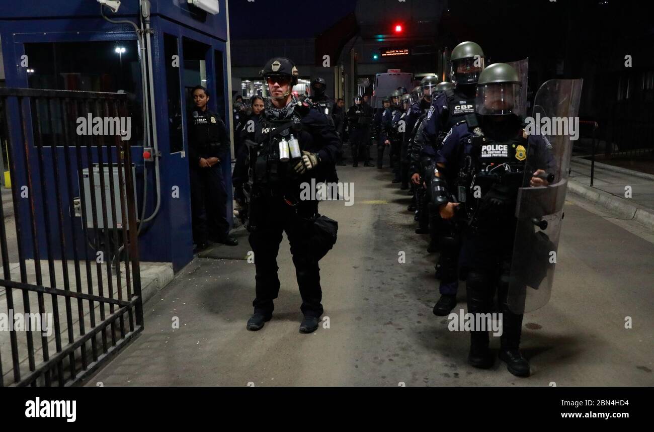 Le Service des douanes et de la protection des frontières des États-Unis mène un exercice de préparation au port d'entrée d'Otay Mesa, en Californie, pour tester les mesures de sécurité et se préparer à d'éventuelles infractions le matin de l'exercice. Banque D'Images