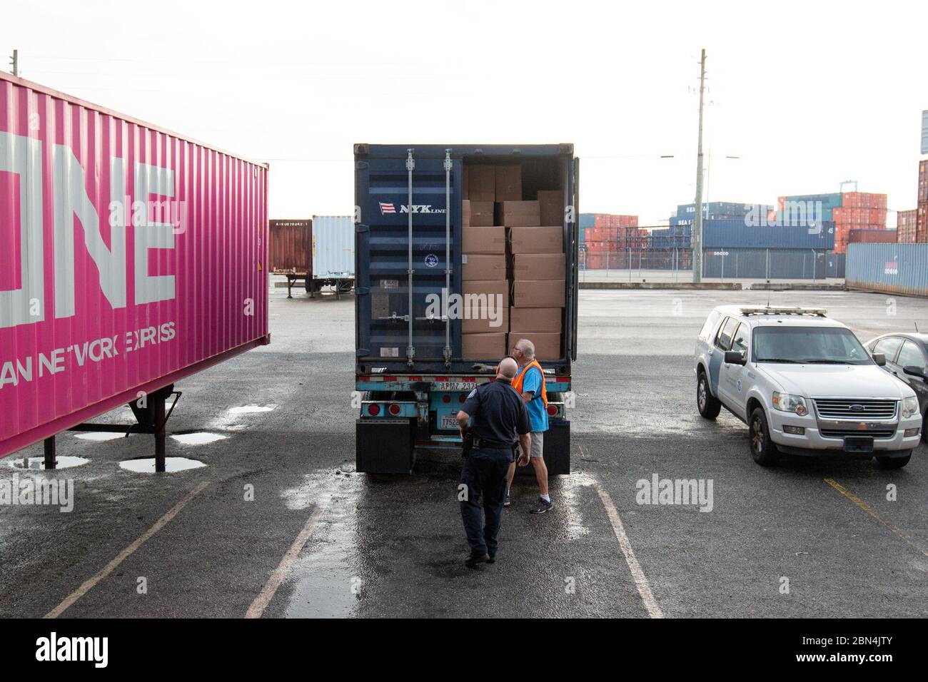 Le 21 février 2020, des agents des douanes et de la protection des frontières des États-Unis au port de Jacksonville inspectent les cargaisons afin de déceler d'éventuelles violations des droits de propriété intellectuelle, dans le cadre des efforts visant à faire respecter la loi sur les DPI. Banque D'Images
